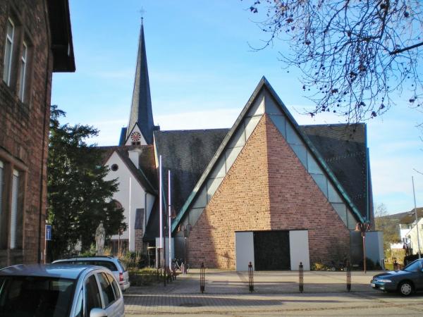 Gedenkstätten rund um die Kirche St. Peter und Paul und im Ort Erlenbach
