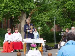 Wortgottesdienstleiterin Hiltrud Altenhöfer steht am Altar vor dem Bildstock und betet.